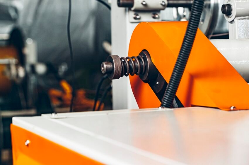 Şerit Testere Bıçağı: Yüksek Performans ve Dayanıklılıkla Kesim İşlemleri